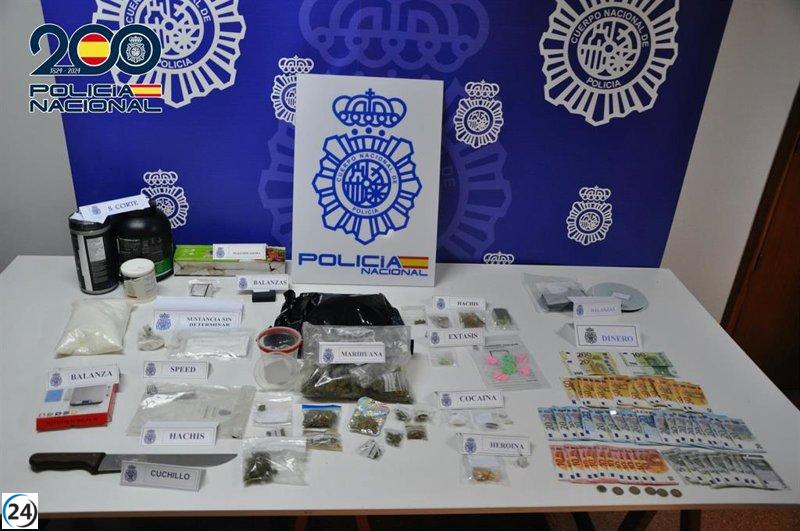 Tres arrestados en Vitoria por tráfico de drogas en hogar.