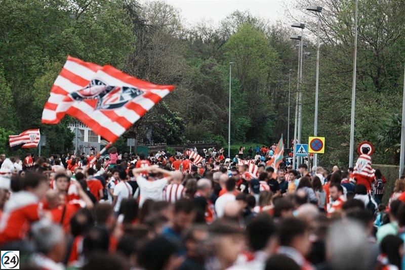 Hinchas del Athletic de Bilbao se congregan en Lezama antes de viajar a Sevilla.