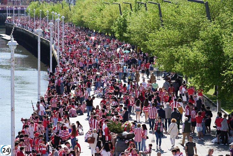 Ambiente festivo en Bilbao por la Copa del Athletic: la gabarra se prepara para su recorrido.