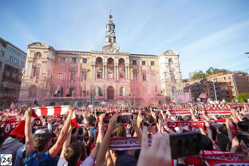 Los jugadores del Athletic celebran el título con la afición desde el Ayuntamiento.