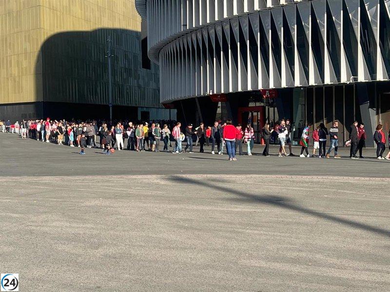 Decenas de personas esperan desde temprano para fotografiarse con la Copa del Rey en San Mamés.