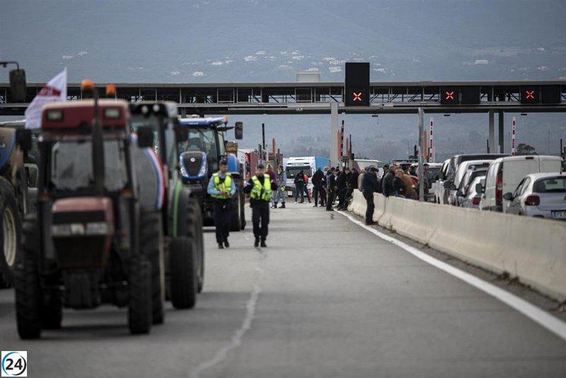 Tractores de Gipuzkoa se movilizan hacia Francia por la eliminación de impuestos y apoyo al producto local.