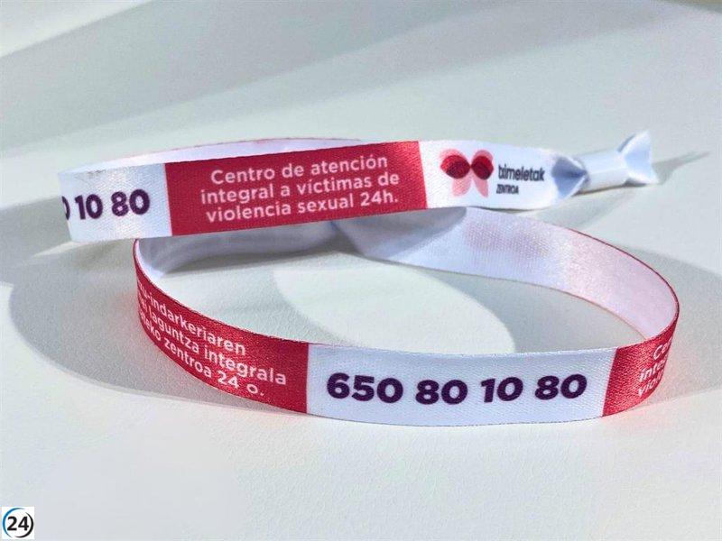 Álava reparte 20,000 pulseras con el número del nuevo centro de ayuda a víctimas de violencia sexual en las fiestas.