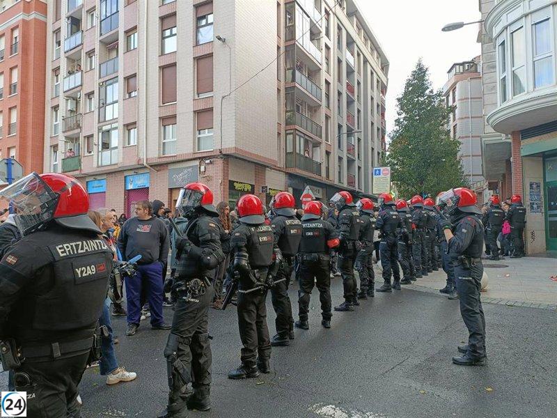 Detienen a dos personas en manifestación contra el desahucio de una mujer y su nieto en Erandio.