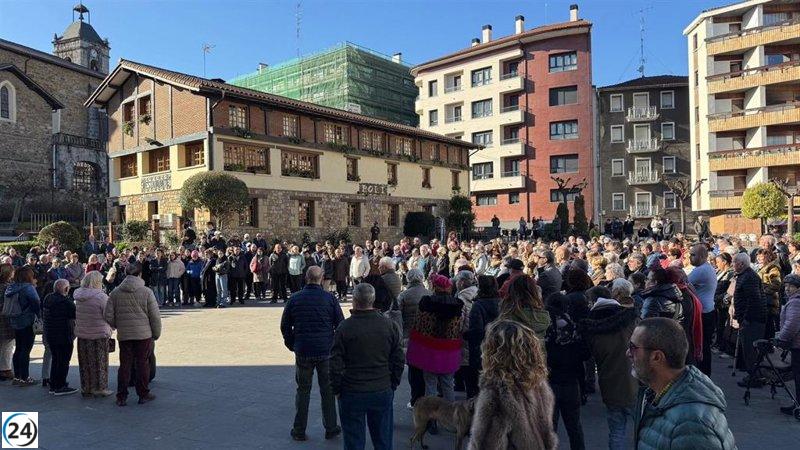 Vecinos de Arrigorriaga se manifiestan contra la agresión a un comerciante chino.