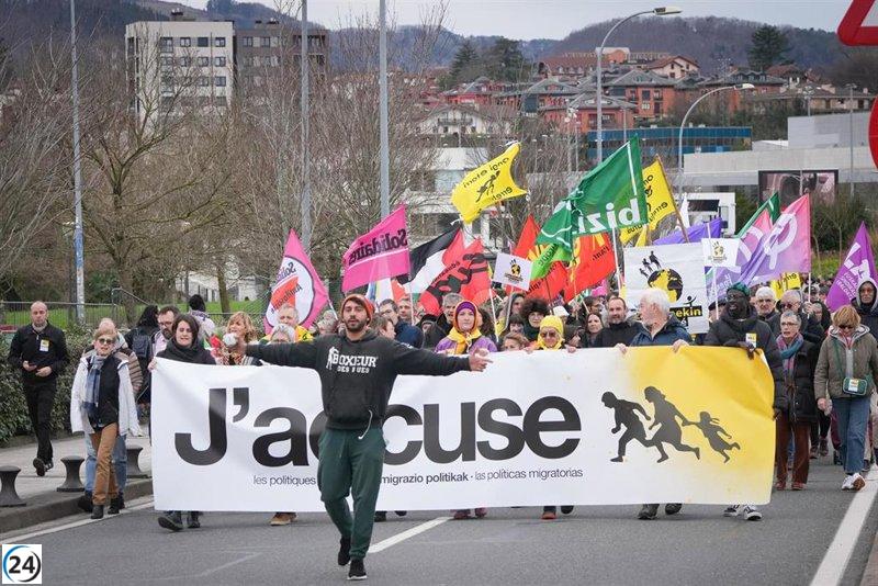 Más de 2,000 personas protestan en Irun y Hendaia contra las políticas migratorias de Europa.