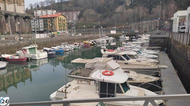 CCOO y ELA se manifiestan en el Puerto de Ondarroa por la huelga indefinida en la inspección pesquera.