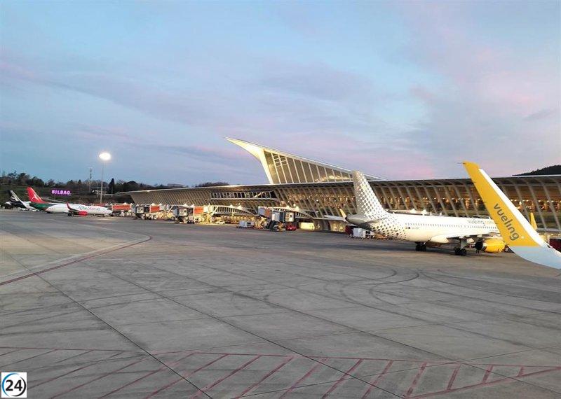 El aeropuerto de Bilbao registra 20 vuelos cancelados debido a intensas ráfagas de viento.