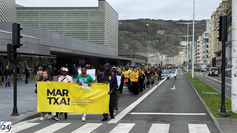 Miles de manifestantes recorren este domingo las calles en defensa de la diversidad y contra la discriminación, desde Trintxerpe hasta San Sebastián.