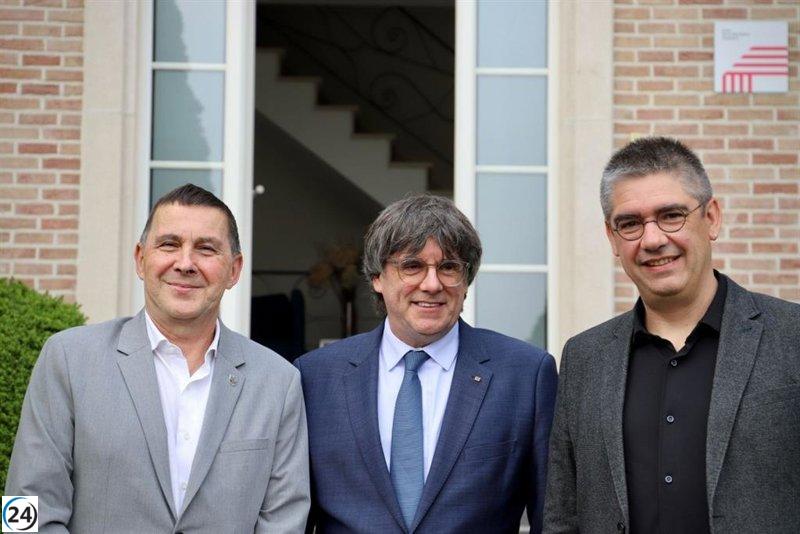 Puigdemont y Otegi se unen en Waterloo para impulsar los derechos de Euskadi y Catalunya a través de Junts y EH Bildu.