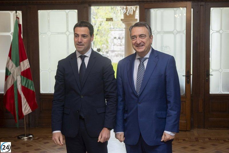 Pradales y Esteban se unen para impulsar la competitividad industrial y el autogobierno.