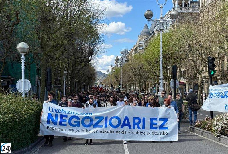 Multitudinarias protestas en San Sebastián exigen el derecho a la vivienda y rechazan la especulación inmobiliaria.