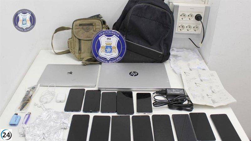 Capturan a dos hombres en San Sebastián por el robo de múltiples dispositivos electrónicos.
