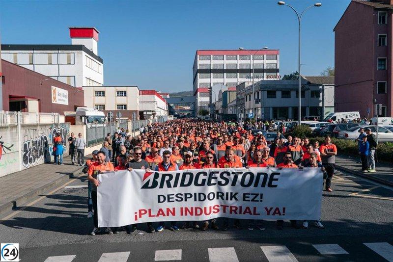 Masiva protesta en Basauri contra los despidos de Bridgestone.