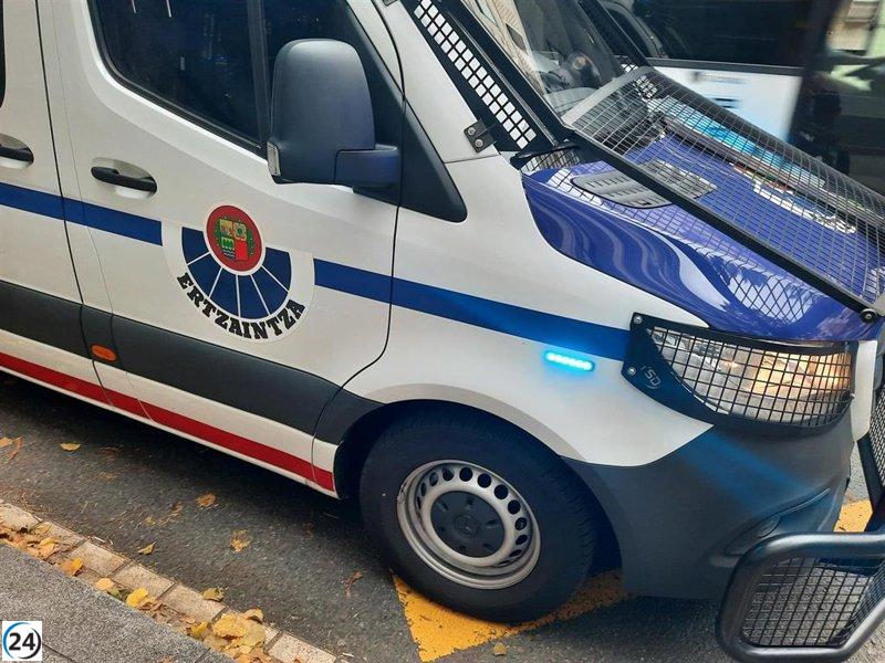 Arrestan a un hombre por intimidar con un cuchillo a una empleada en tienda de Vitoria durante intento de robo.