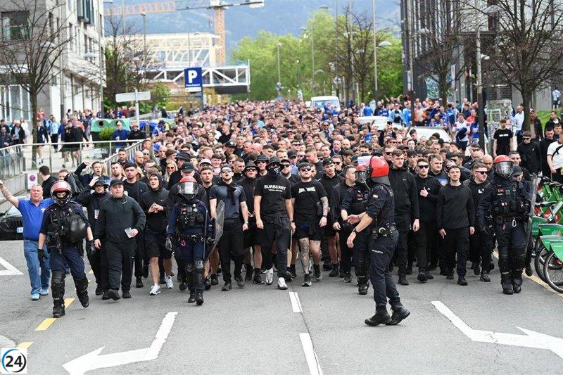 La llegada de los seguidores del Athletic Club y el Glasgow Rangers a San Mamés transcurre con total tranquilidad.
