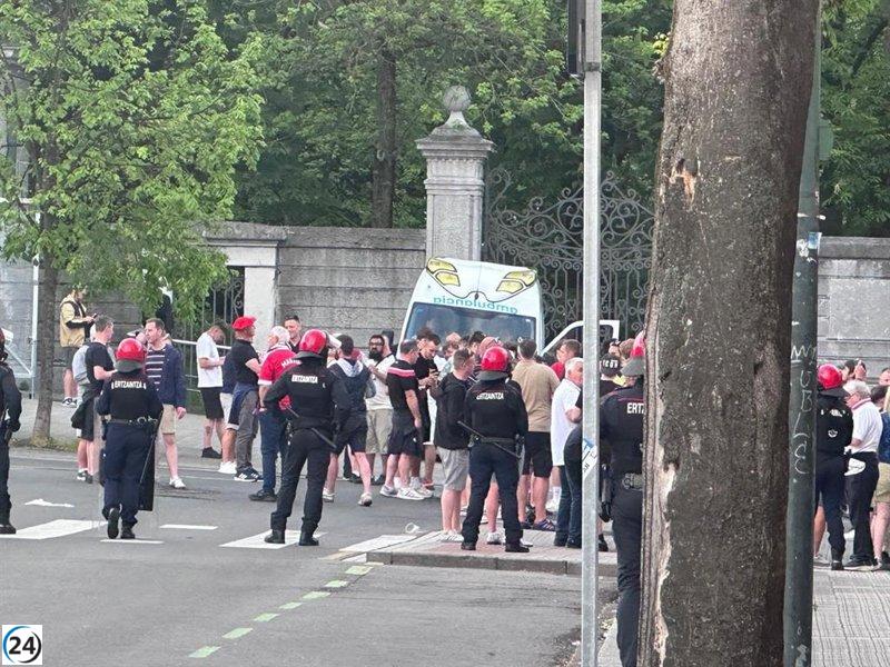 Dos jóvenes arrestados y otros dos bajo investigación tras el ataque con botellas en Bilbao que dejó heridos.