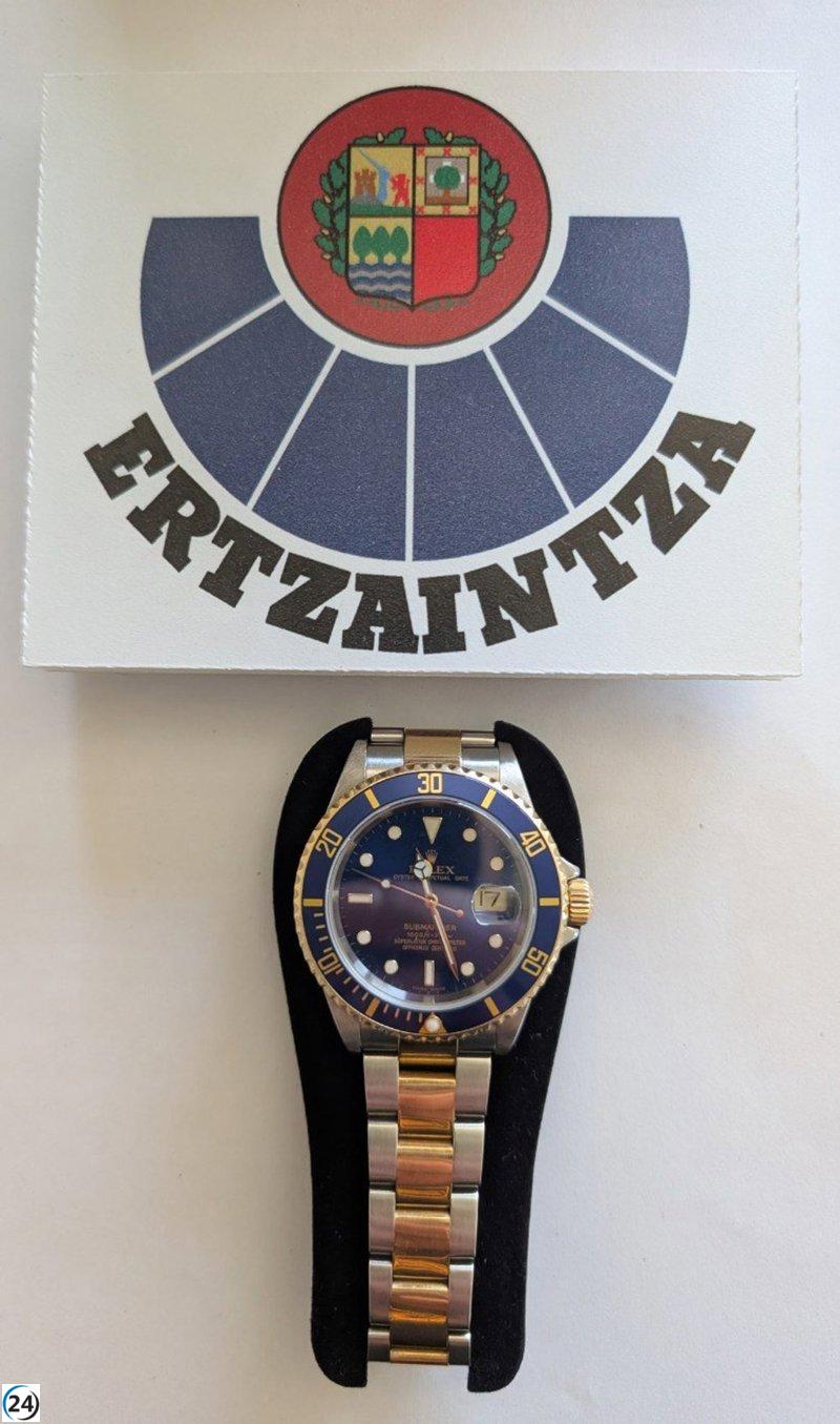 La Ertzaintza retorna a su propietario un reloj de lujo robado hace dos años y hallado en Helsinki.