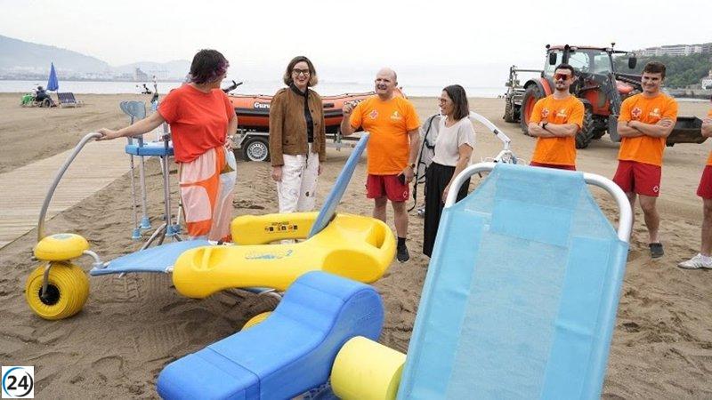 Diputación de Bizkaia renueva instalaciones en playas y extiende el servicio de baño asistido por una hora.