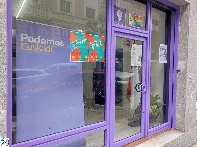 Podemos Euskadi condena el vandalismo en su oficina de San Sebastián tras el ataque con adoquines.