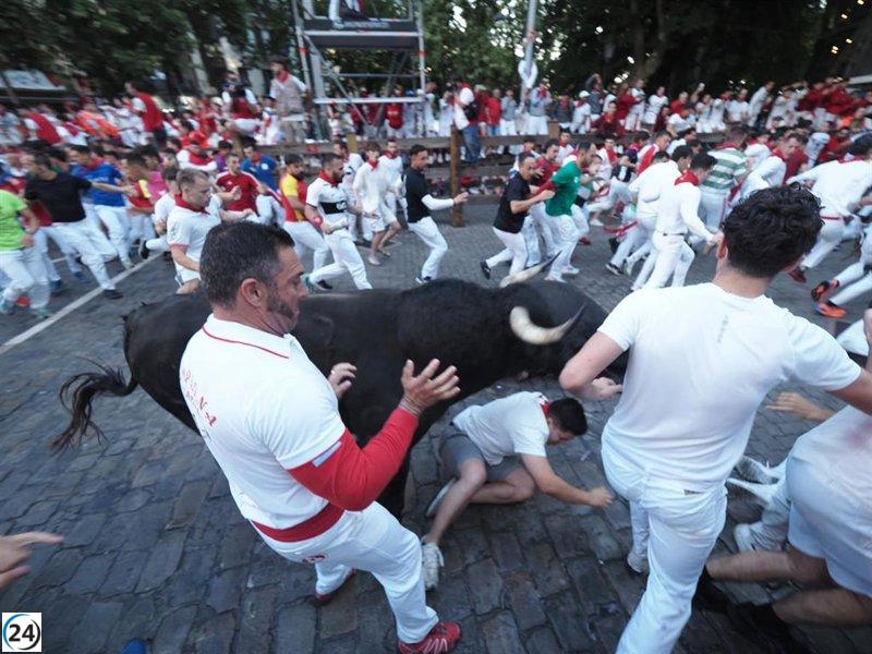 Dos jóvenes del País Vasco resultan heridos en el séptimo encierro de Sanfermines.