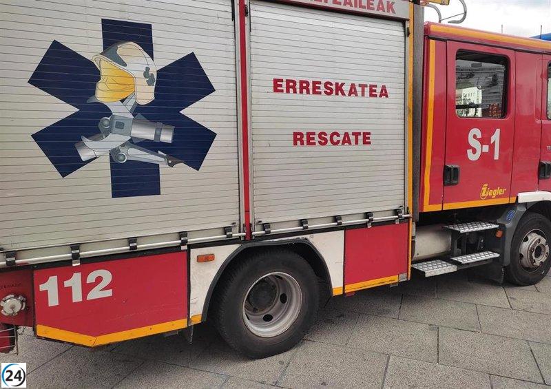 Accidente en Barrika: un vehículo se sale de la carretera y cae a las vías tras colisionar con un árbol, dejando a una persona herida.