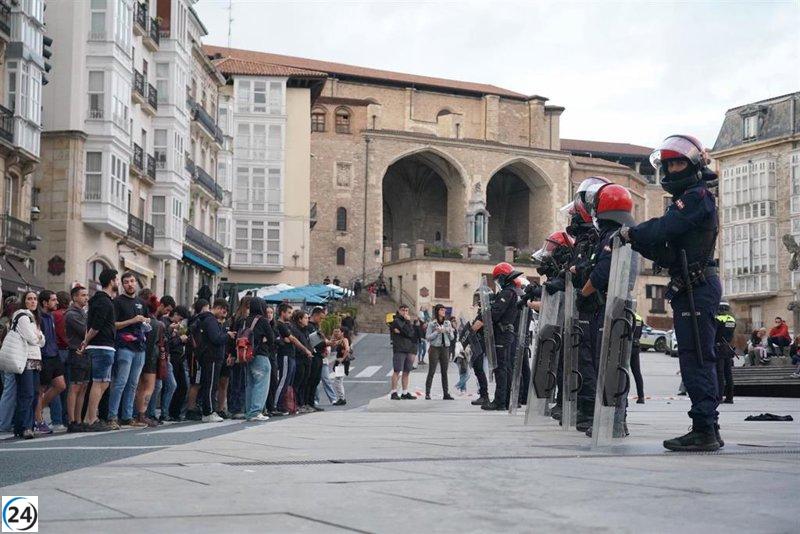 Tres arrestados en Vitoria durante desórdenes y ataques a la policía en la disolución de la acampada de GKS.