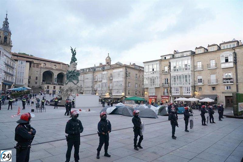 Siete agentes heridos y cuatro jóvenes arrestados en Vitoria tras disturbios por acampada de GKS.