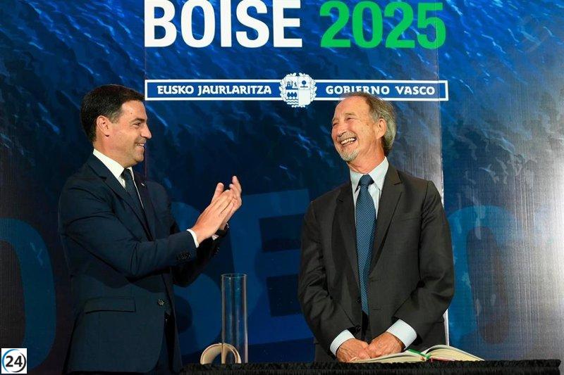 Carmelo Urza recibe el galardón 'Lan Onari' del Lehendakari por su labor en la difusión de la cultura vasca globalmente.