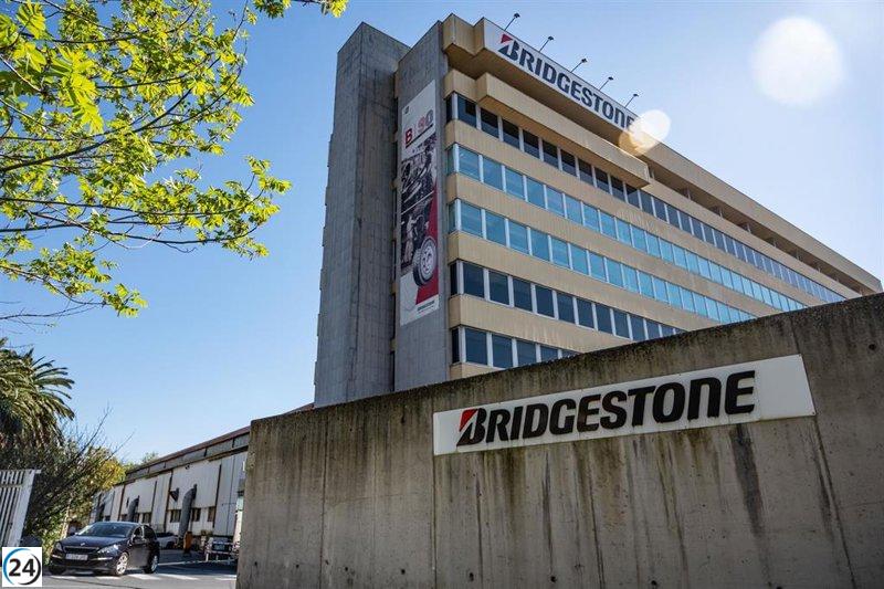 Trabajadores de Serveo se manifiestan en Bridgestone Basauri por el despido de 22 empleados.