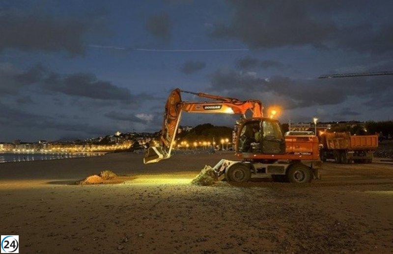 San Sebastián retira piedras de la playa de Ondarreta este lunes y martes.