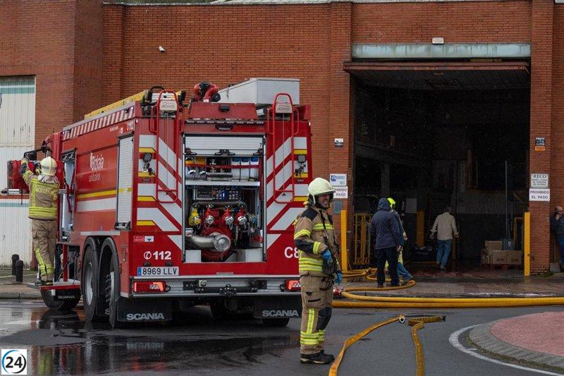 Incendio en piso de Bilbao tras explosión de batería de silla eléctrica; cinco personas heridas.