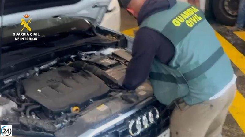 Arrestan en Bizkaia a un hombre de Pontevedra con dos kilos de cocaína escondidos en su vehículo.