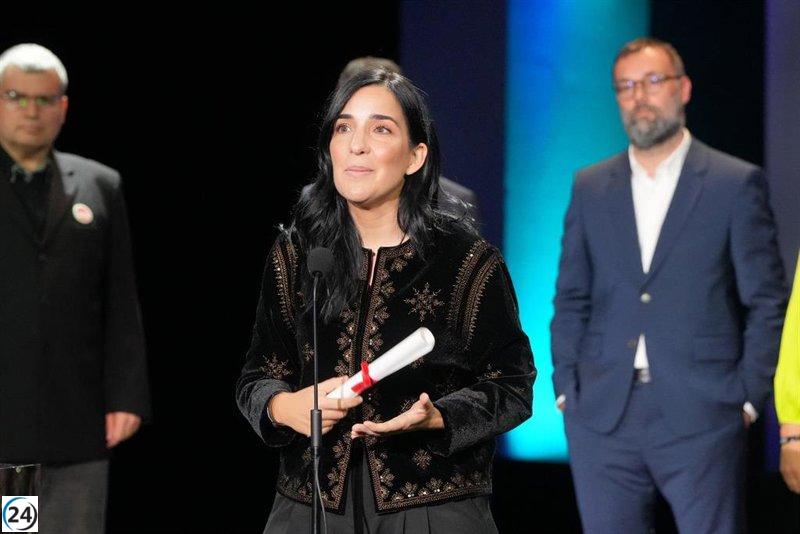 Alauda Ruiz de Azúa brilla en San Sebastián al alzarse con la Concha de Oro por 'Los Domingos'.