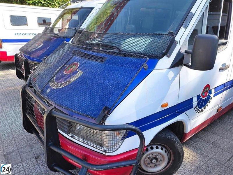 Liberan a los 19 arrestados, incluido un menor, tras los disturbios en Vitoria por una manifestación de Falange Española.