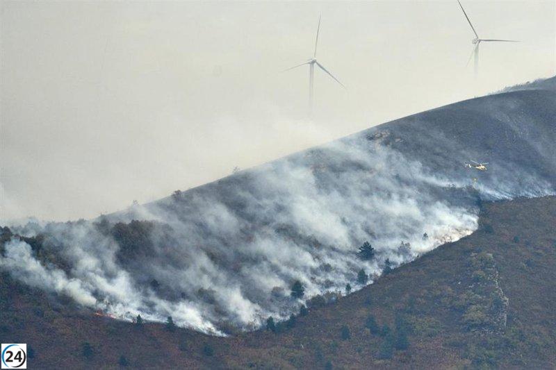 Bomberos intensifican esfuerzos para apagar el incendio en la Sierra de Elgea, Álava, que comenzó el sábado.