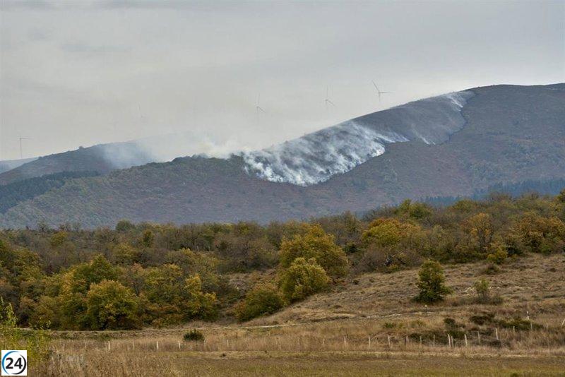 Extinguido el incendio en la Sierra de Elgea, Álava, que comenzó el sábado por la tarde.
