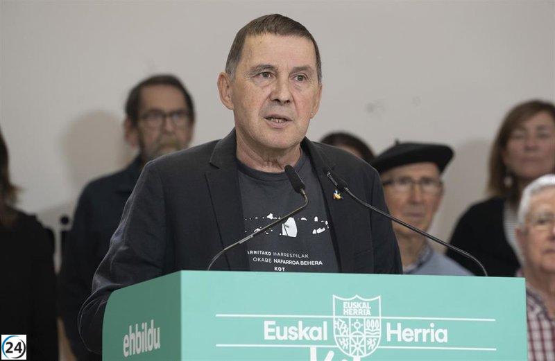 Otegi critica el silencio de PNV y PSE tras las revelaciones sobre las posiciones democráticas del PP.