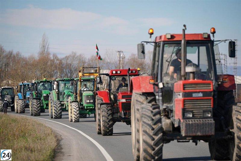 La Ertzaintza frustra la manifestación de agricultores alaveses en la A-1 contra el pacto UE-Mercosur.