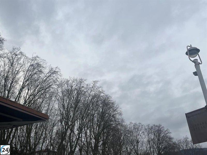 Lluvias esporádicas y temperaturas estables marcan el inicio de semana en Euskadi.