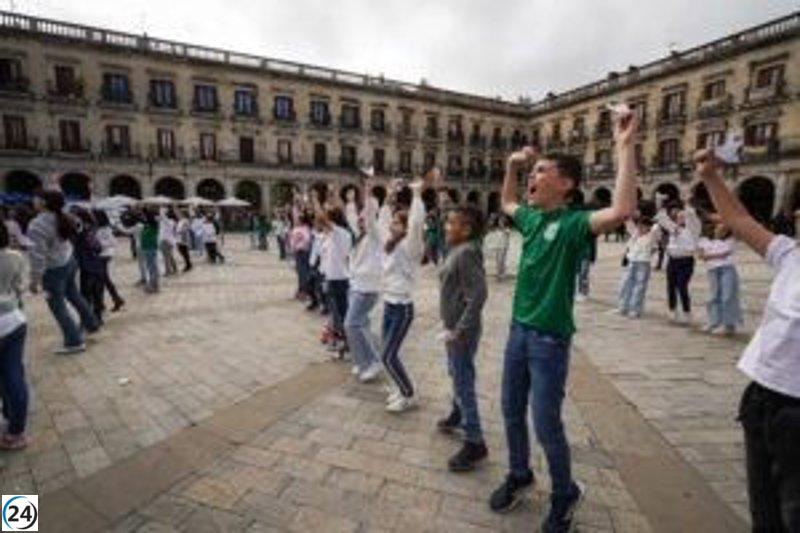 Este viernes se celebra en la plaza Nueva de Vitoria-Gasteiz 'Un Poema para la Paz'.