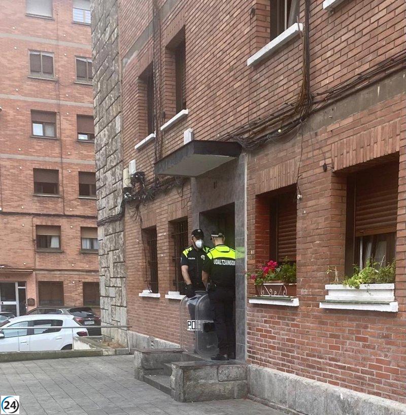 Policía Local de Barakaldo desaloja ocupantes de vivienda municipal en Cruces.