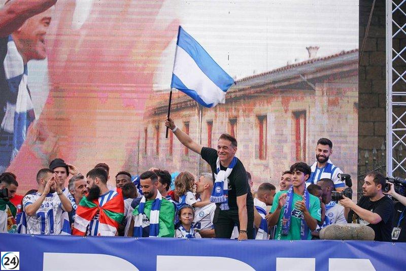 El Deportivo Alavés es recibido por las autoridades locales tras su ascenso.