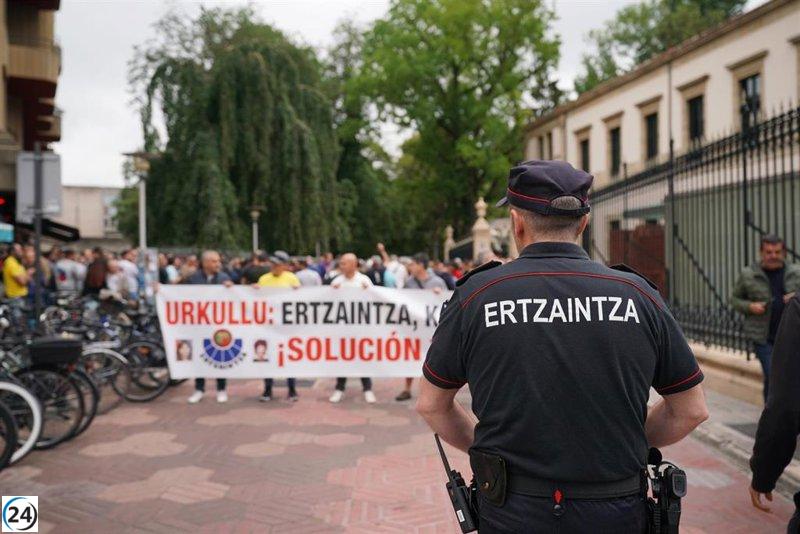 Ertzainas protestan durante presentación del Tour en Bilbao por un convenio