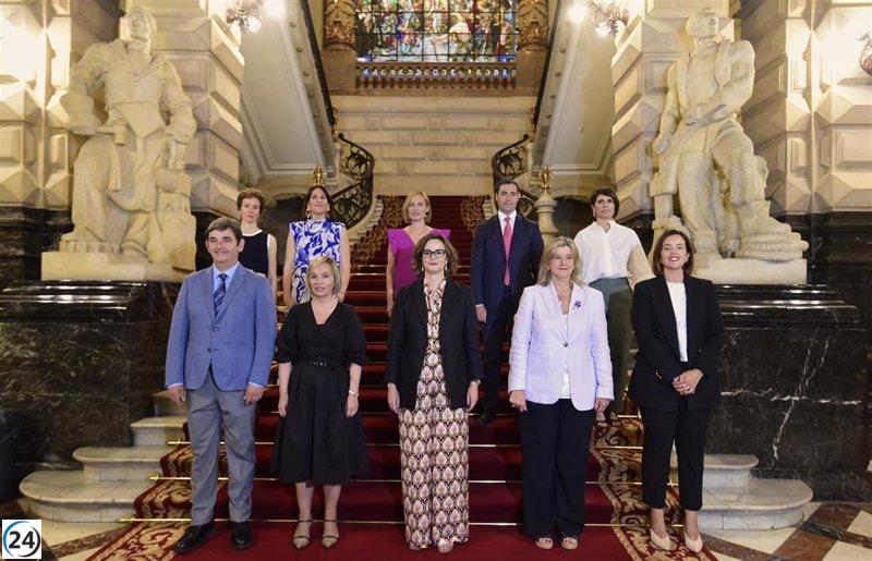 Los recién nombrados diputados de Bizkaia se reúnen en el primer consejo de gobierno después de asumir sus cargos.