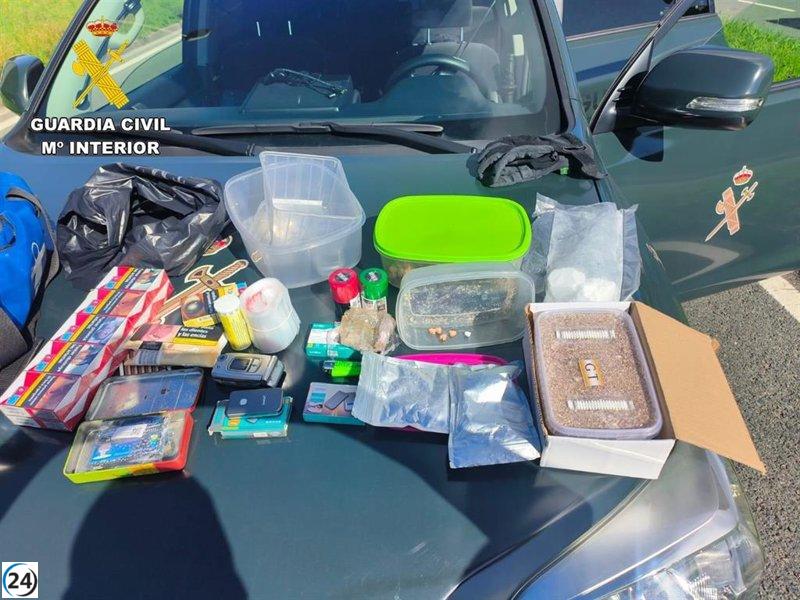 Dos individuos arrestados en Irun con una variada cantidad de estupefacientes hallados en un bolso dentro del vehículo.