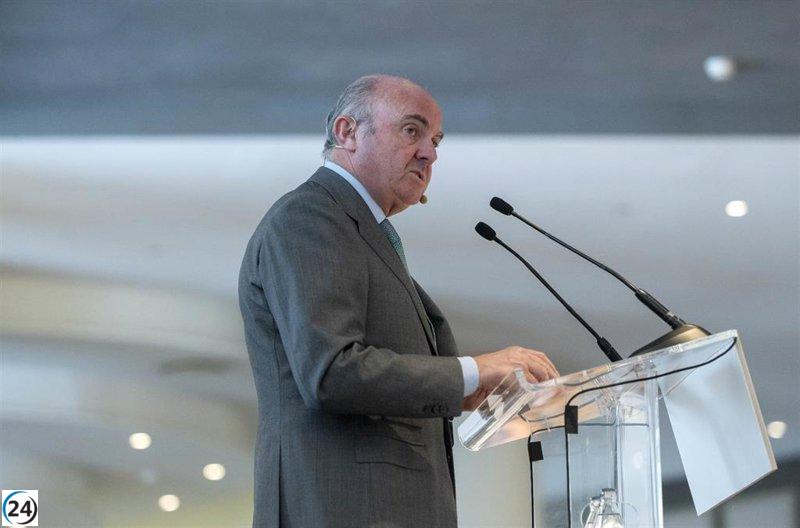 De Guindos relativiza la caída de la inflación y advierte sobre la posible ralentización económica.