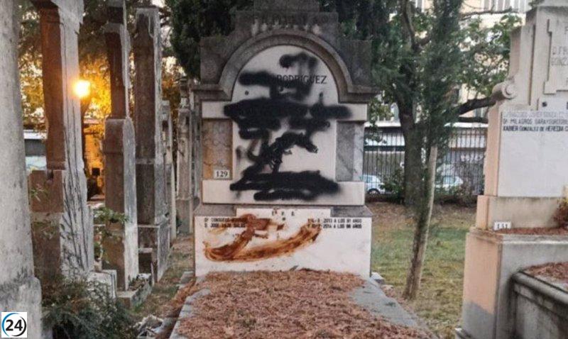 Vandalizan tumba de Fernando Buesa, líder socialista asesinado por ETA, con pintura negra y heces