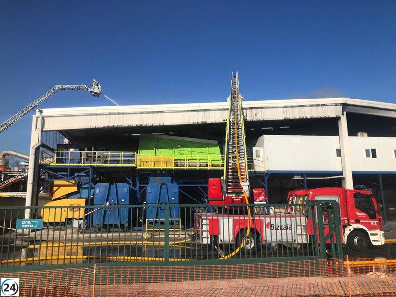 Bomberos persisten en el Puerto para extinguir los últimos remanentes del incendio en empresa de residuos.