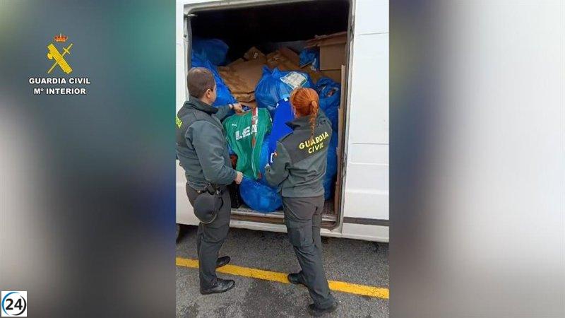 La Guardia Civil arresta a individuo en Álava y abre investigación a otro por falsificación de prendas valoradas en más de 175.000 euros.